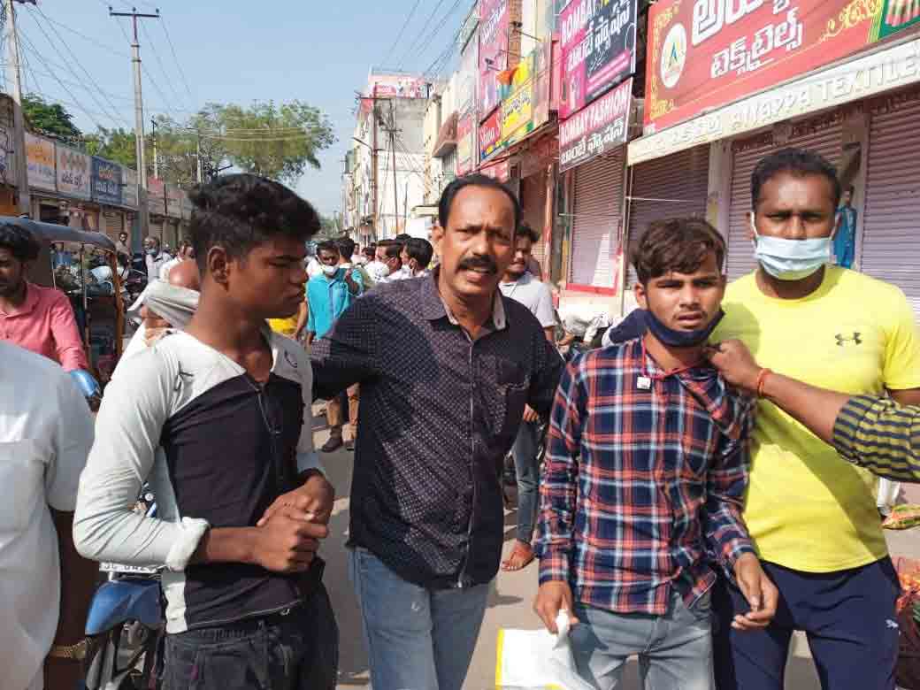 ముగ్గురు సెల్‌ఫోన్‌ దొంగలకు దేహశుద్ధి .. పోలీసులకు అప్పగింత