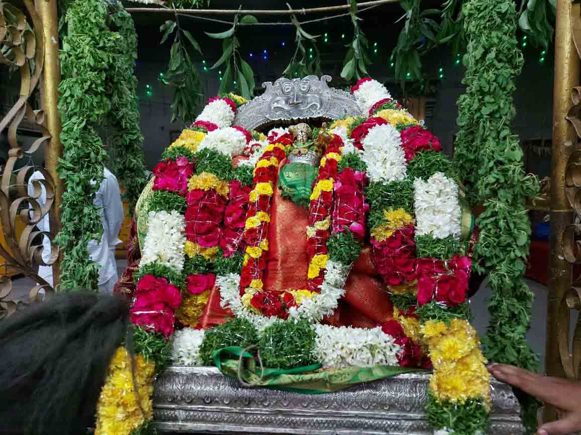 ఆండాళ్‌ అమ్మవారికి ఊంజల్‌ సేవ