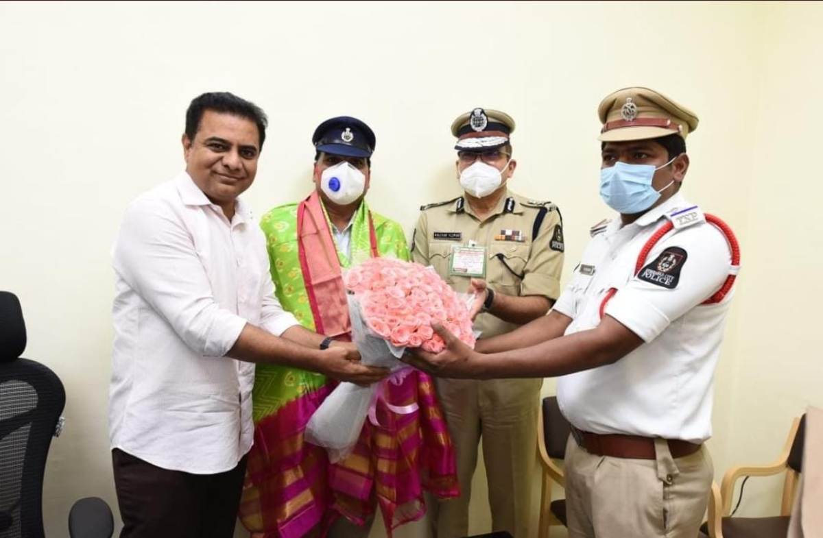 Ktr | ట్రాఫిక్‌ ఎస్సై ఐలయ్యగౌడ్‌ను సన్మానించిన కేటీఆర్‌