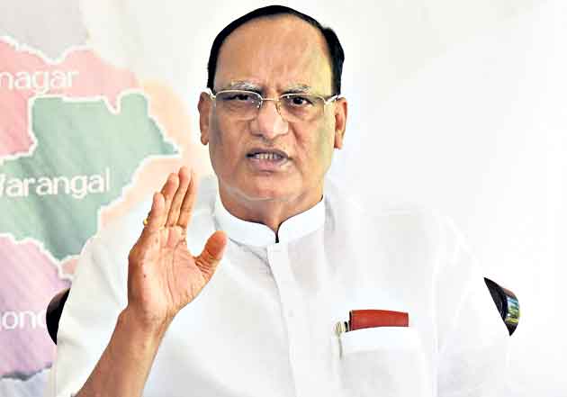 బండి, రేవంత్‌ది చెడ్డీగ్యాంగ్‌ దోపిడీ!