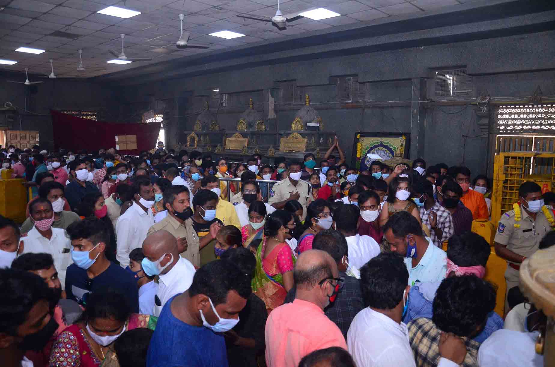 Yadadri: భక్తులతో యాదాద్రి కిటకిట