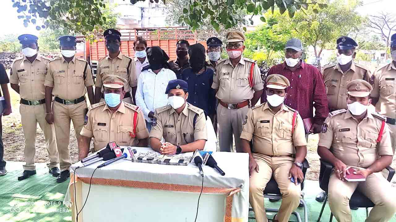 ఉద్యోగాలు ఇప్పిస్తామంటూ మోసం చేసిన యువకుల అరెస్టు..