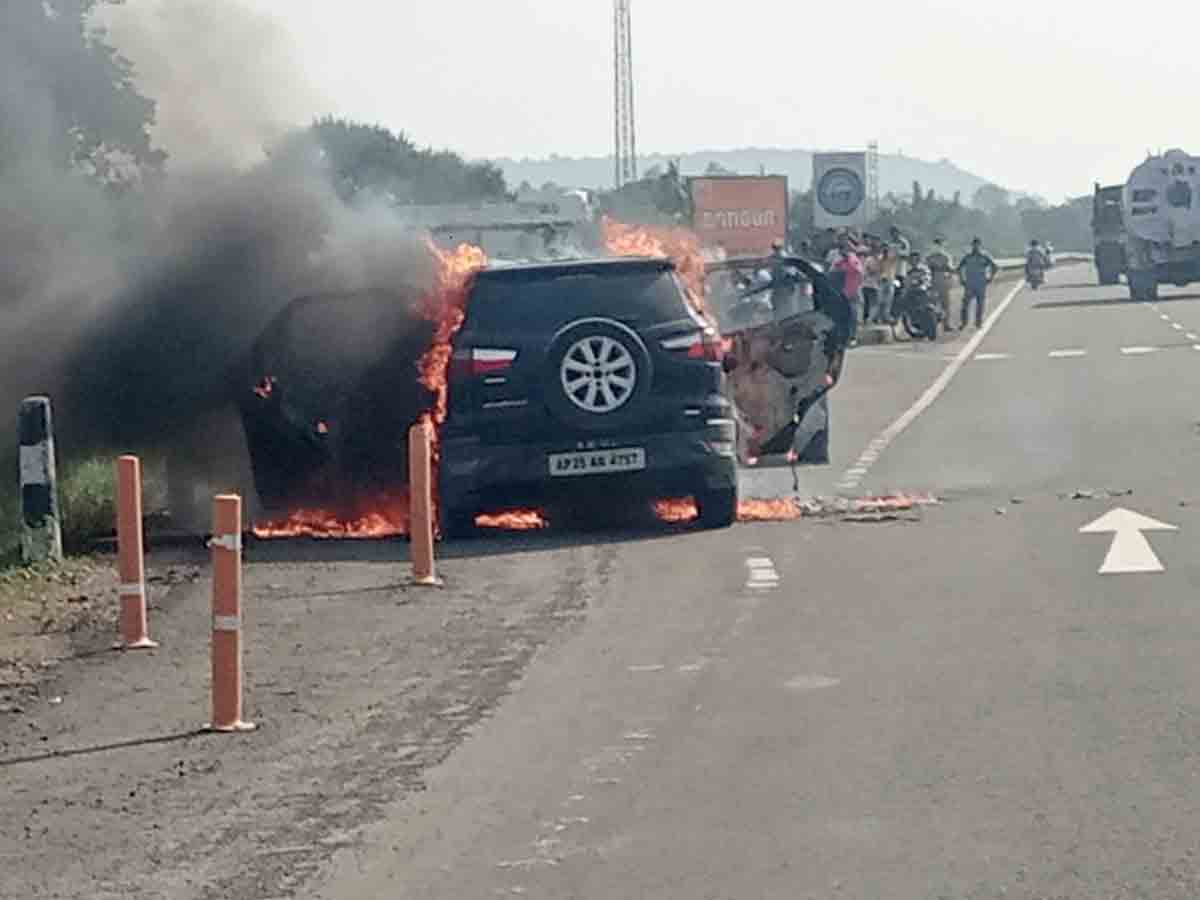 ‌షార్ట్‌సర్క్యూట్‌తో కారు దగ్ధం..తప్పిన ప్రమాదం