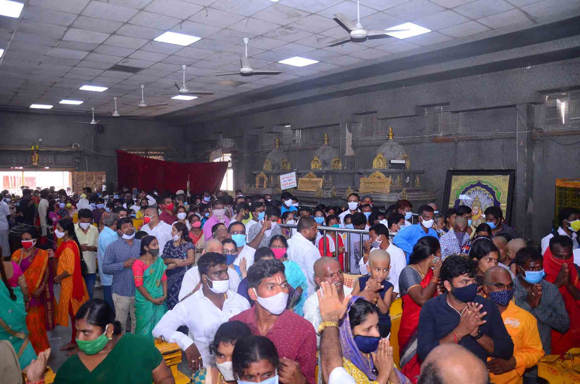 యాదాద్రిలో భక్తుల కోలాహలం