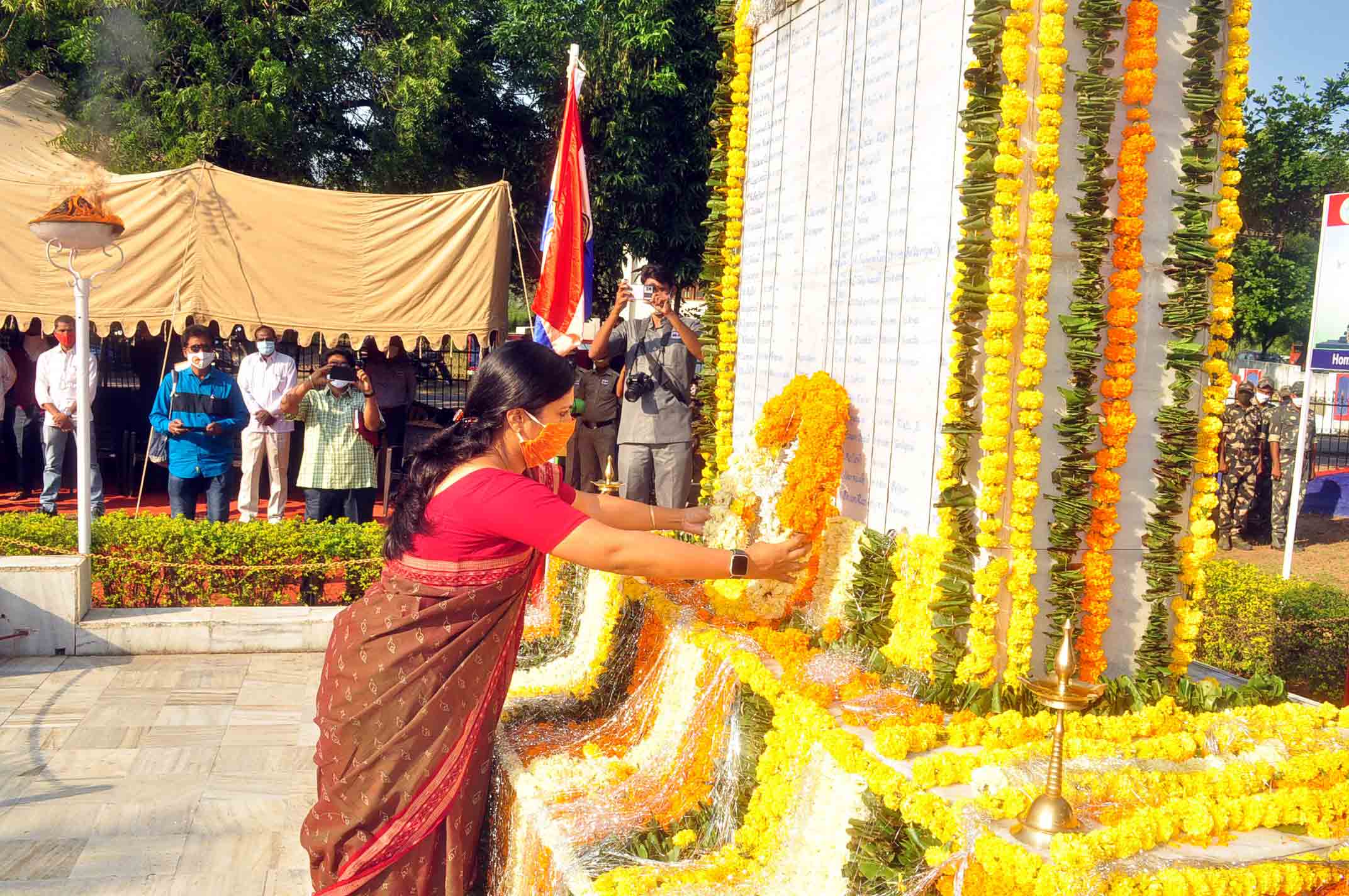 పోలీసు కుటుంబాలను ఆదుకోవడానికి ప్రాధాన్యత ఇస్తాం..
