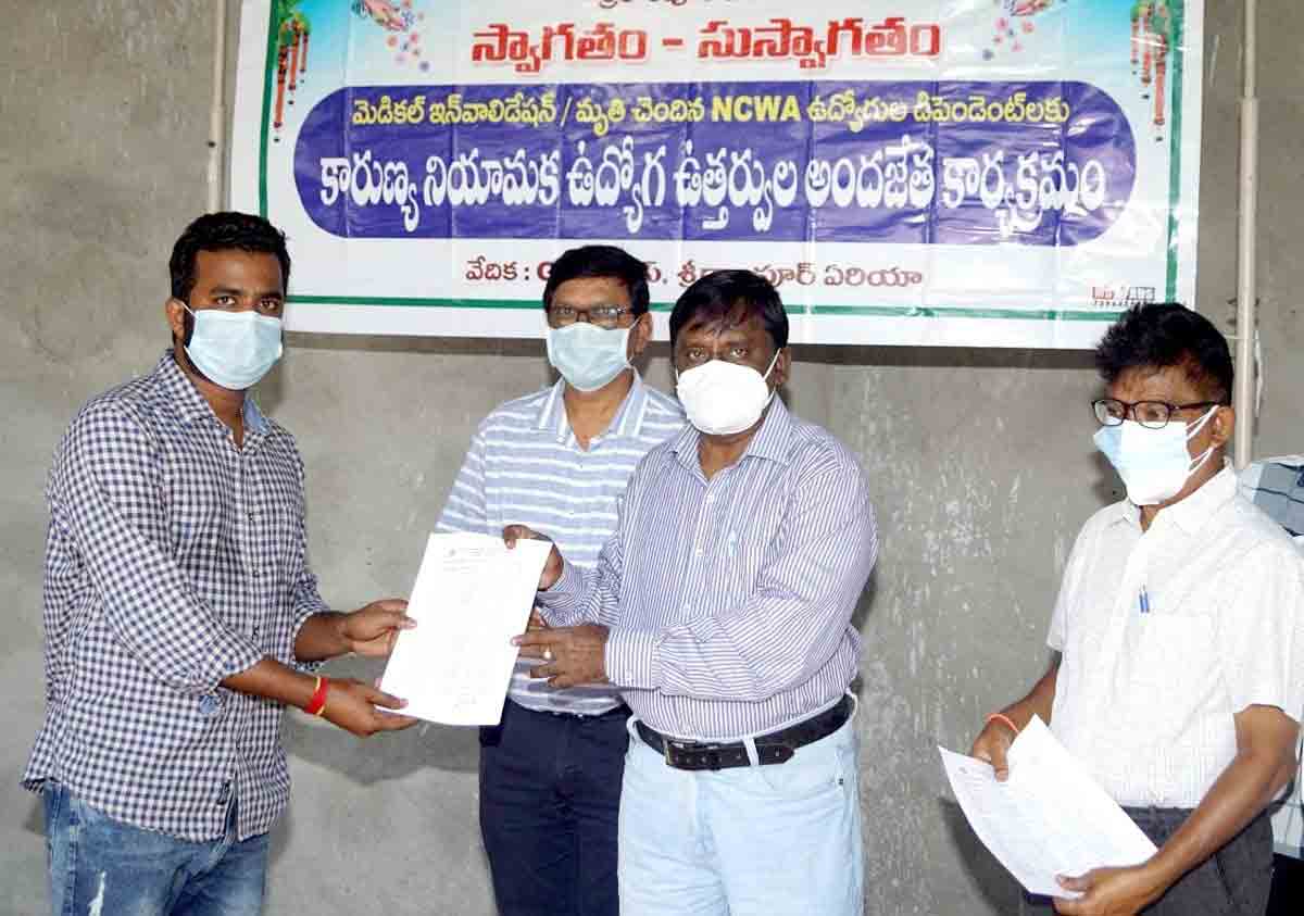 శ్రీరాంపూర్‌ సింగరేణిలో 53 మందికి కారుణ్య నియామక పత్రాలు అందజేత..