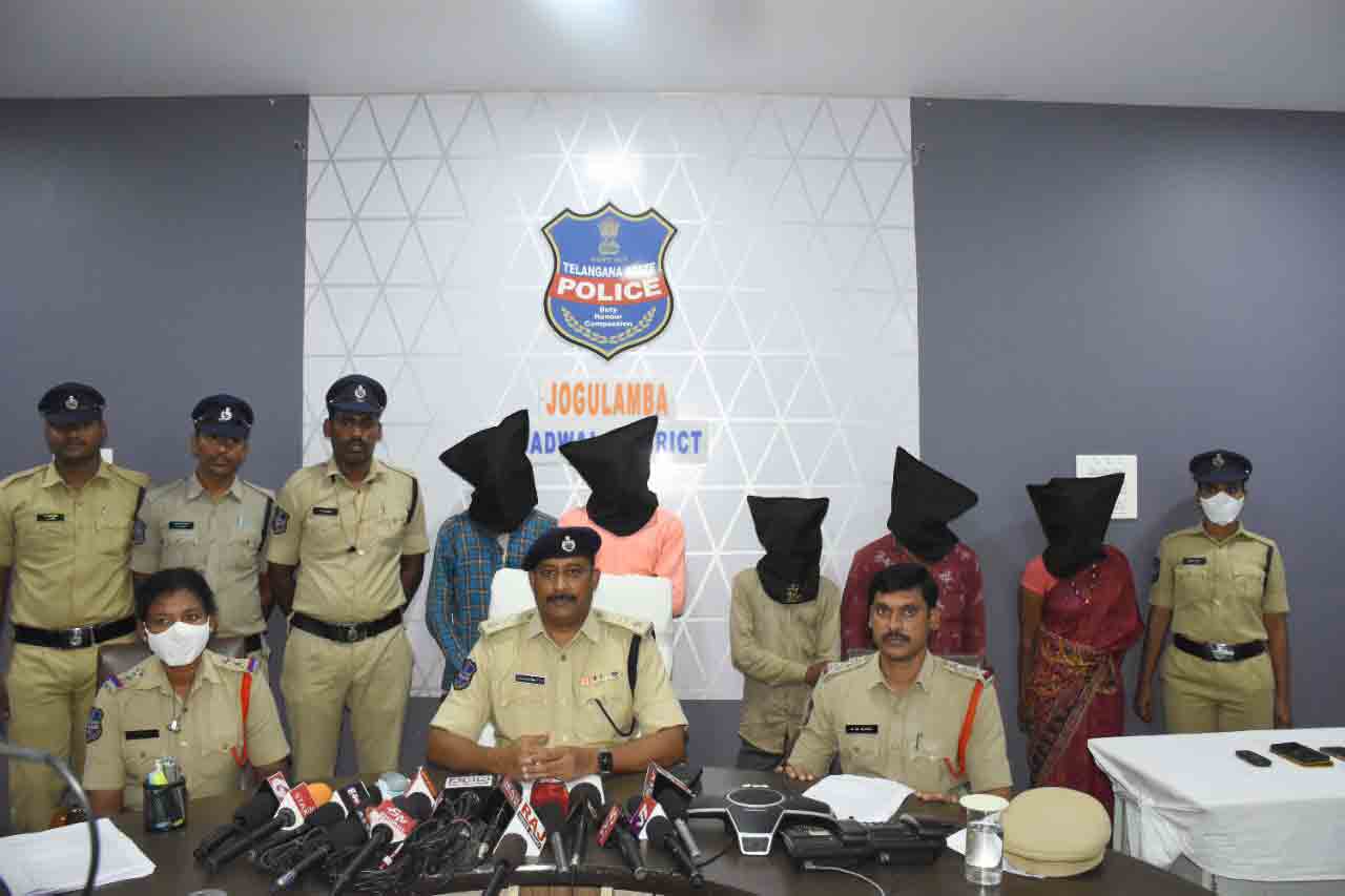 Gadwala: కట్టుకున్నదే కాటికి పంపింది