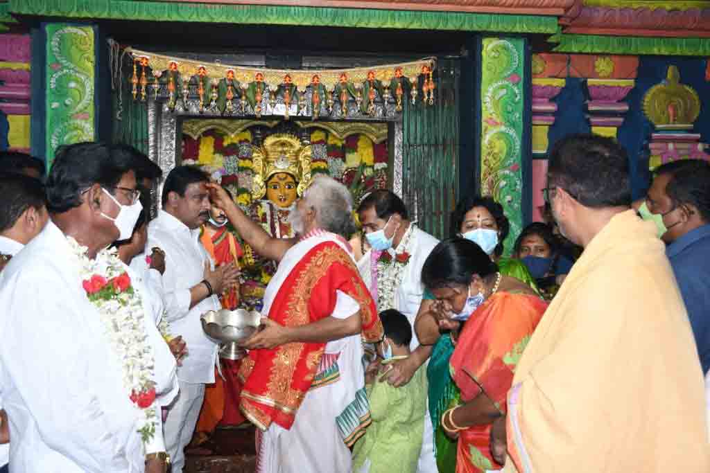 అమ్మవారిని దర్శించుకున్న ప్రభుత్వ విప్‌ వినయ్‌భాస్కర్‌, ఎమ్మెల్యే దానం నాగేందర్‌