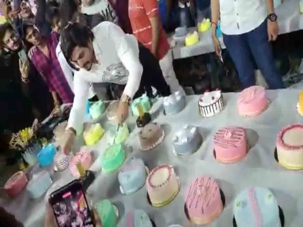 వినూత్నంగా బర్త్‌డే సెలబ్రేషన్‌.. 550 కేక్స్‌ కట్‌ చేసిన వ్యక్తి