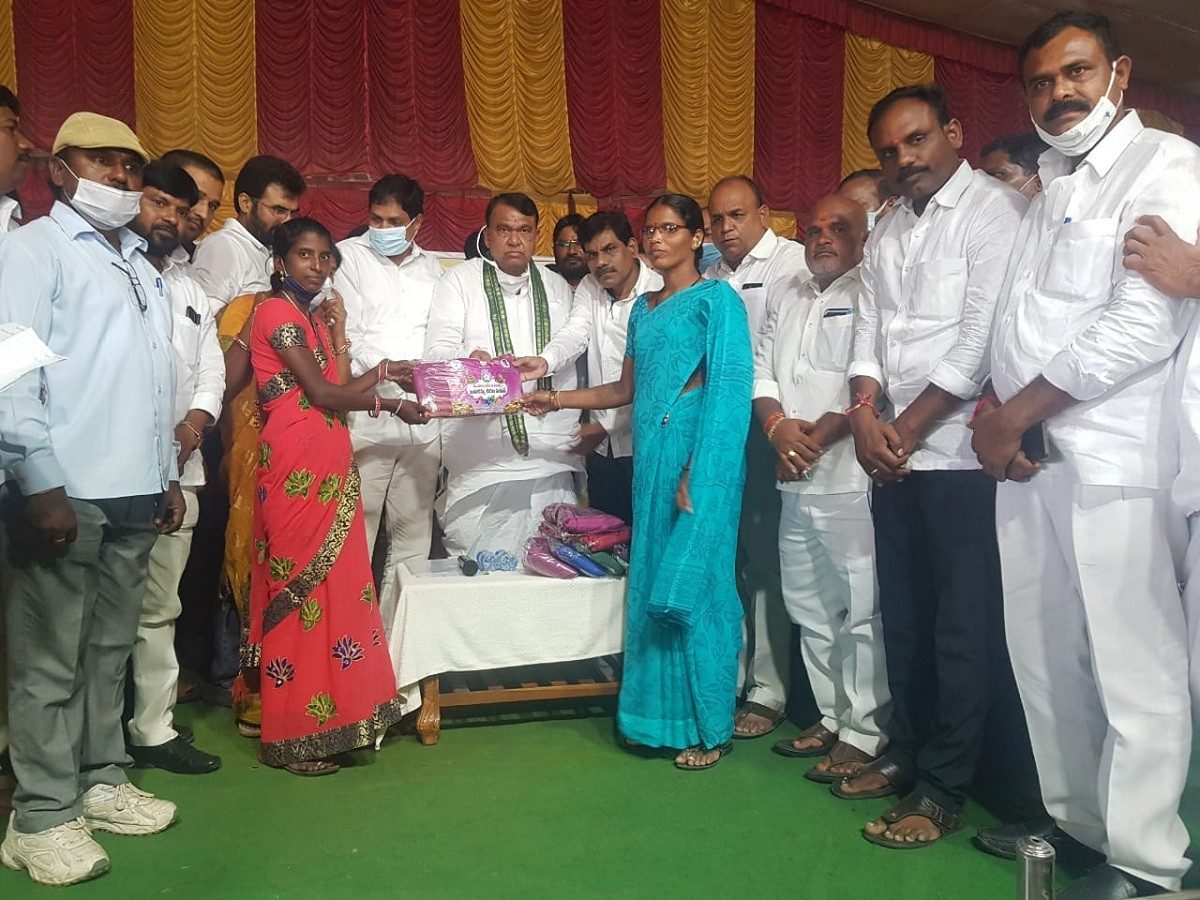 కోటీ 5లక్షల మందికి బతుకమ్మ చీరలు..