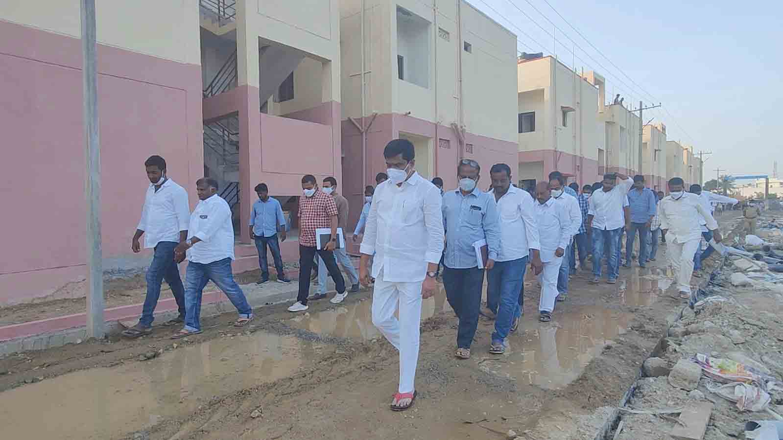 డబుల్‌ బెడ్‌ రూం ఇండ్లను పరిశీలించిన మంత్రి