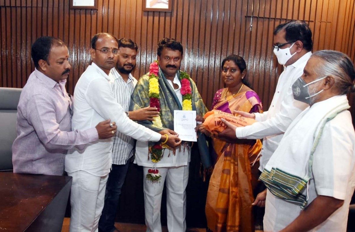 Devi navaratri | మంత్రి తలసానిని న‌వ‌రాత్రి వేడుక‌లకు ఆహ్వానించిన ఆల‌య క‌మిటీ