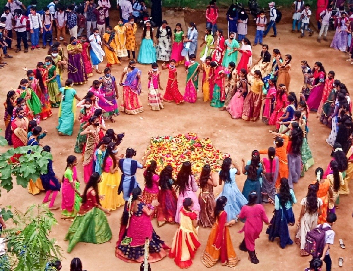 Bathukamma | ప్రభుత్వ పాఠశాలలో ఘనంగా బతుకమ్మ వేడుకలు..