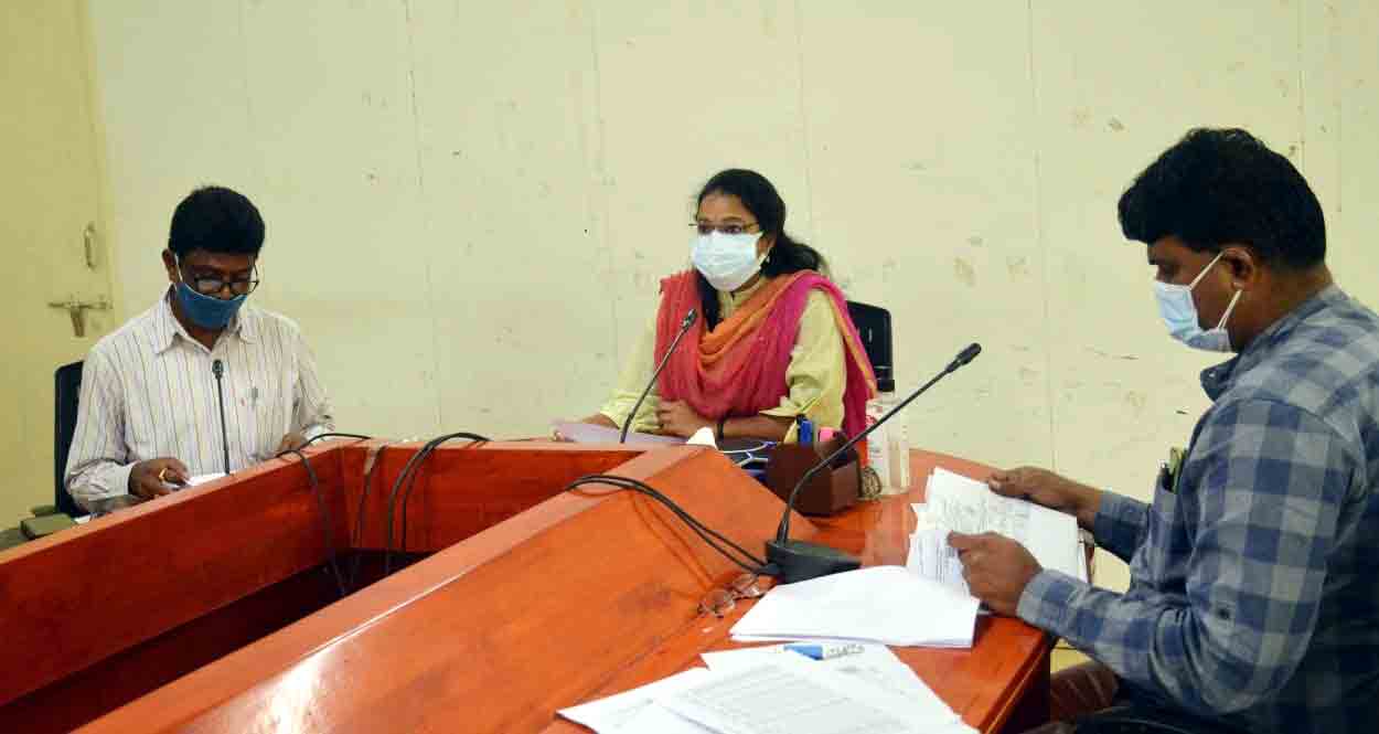 Vikarabad : ఉపాధి కూలీలతో అభివృద్ధి పనులు చేయించాలి.. జిల్లా కలెక్టర్‌ నిఖిల