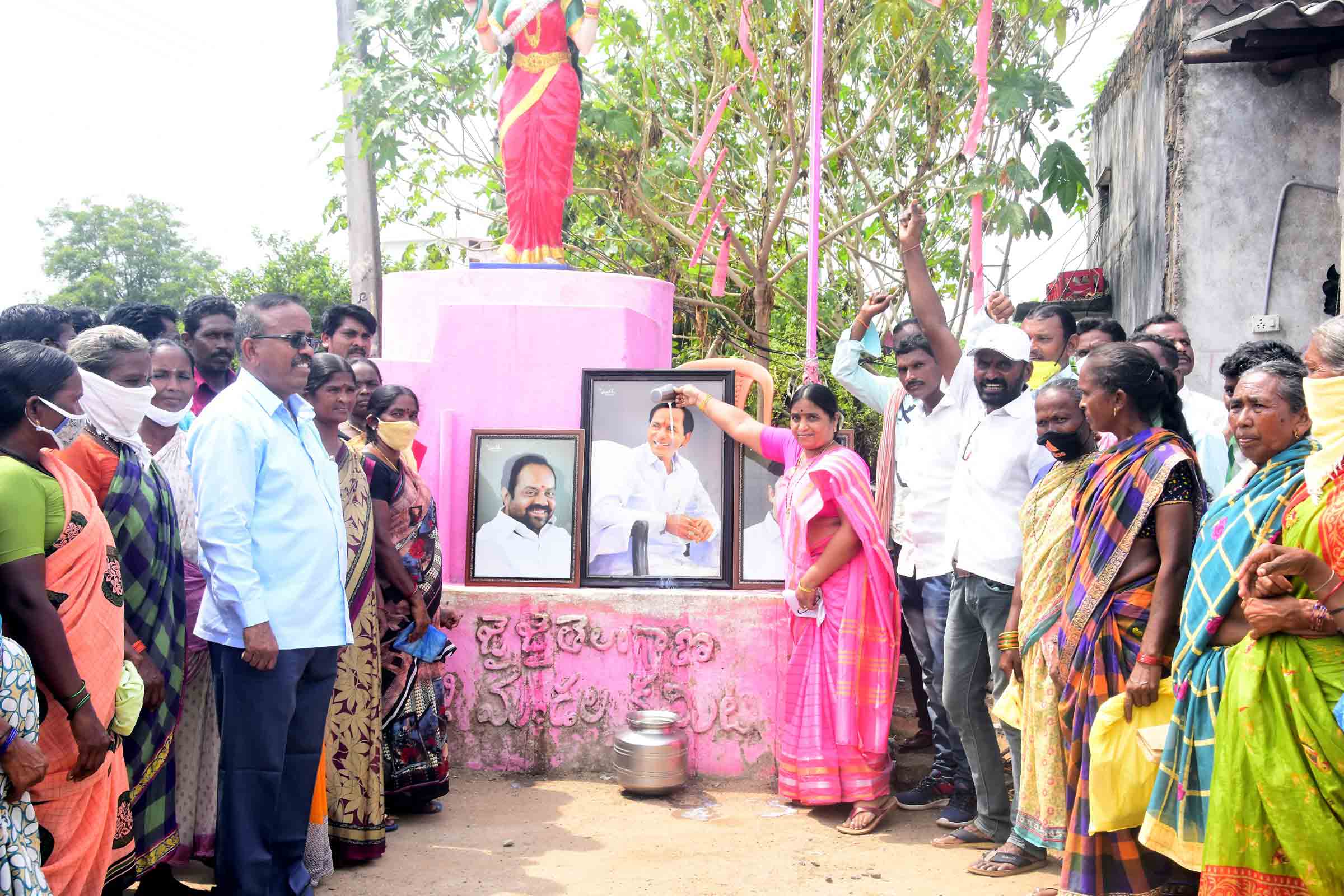 సీఎం కేసీఆర్ ఫ్లెక్సీకి క్షీరాభిషేకం..