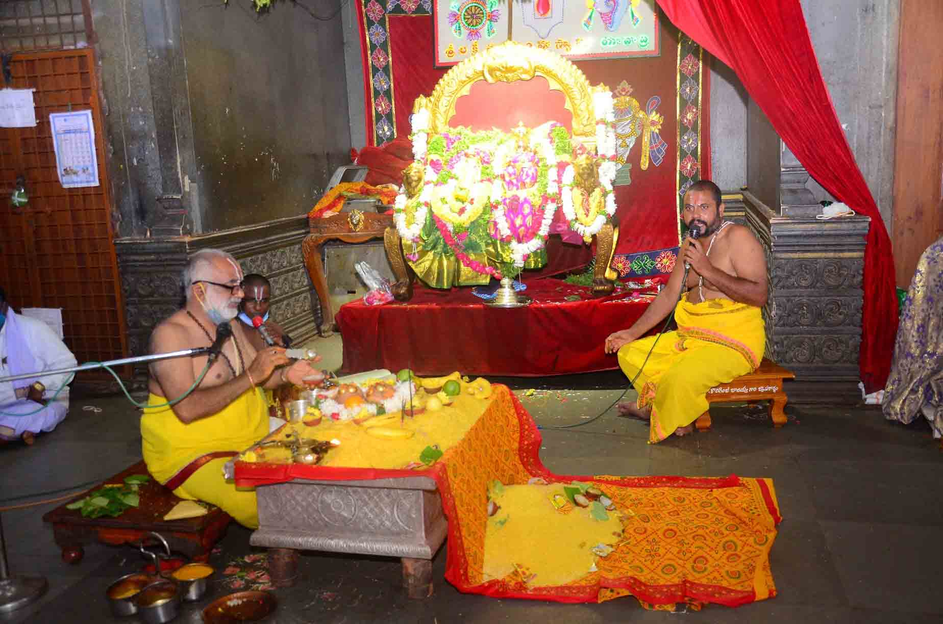 యాదాద్రిలో భక్తుల సందడి