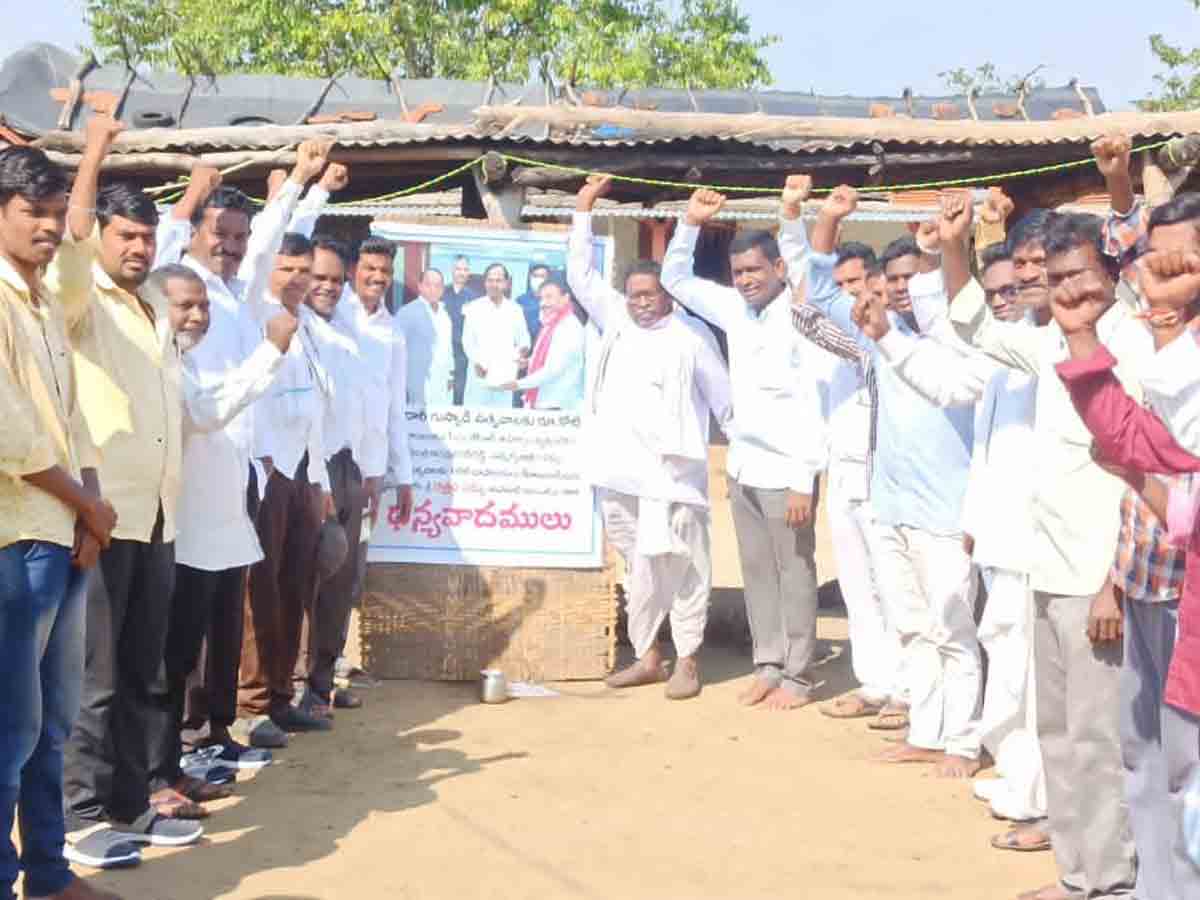 సీఎం కేసీఆర్‌ చిత్ర పటానికి క్షీరాభిషేకం చేసిన ఆదివాసీ నాయకులు..