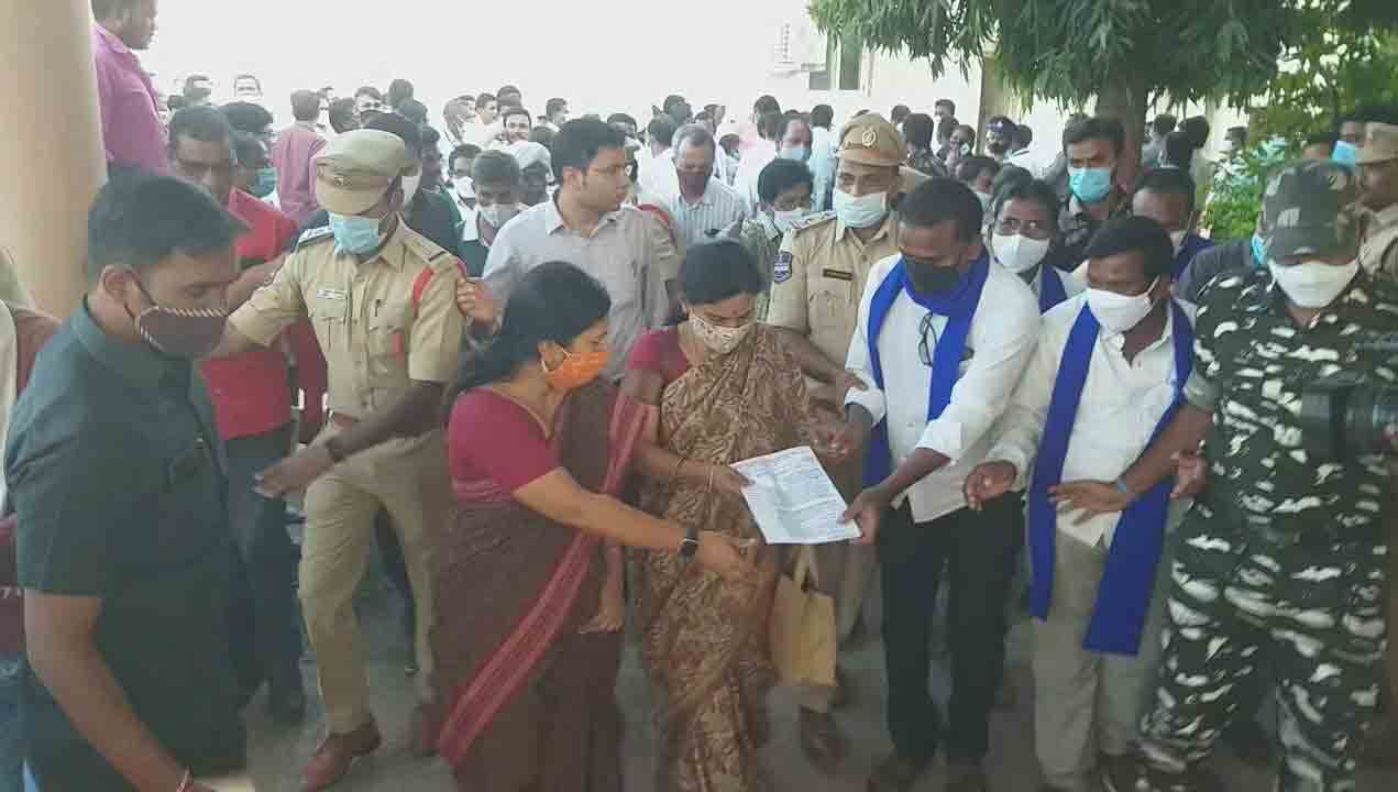 పోడు భూముల సమస్యల పరిష్కారానికి ఉన్నతాధికారులు పర్యటన