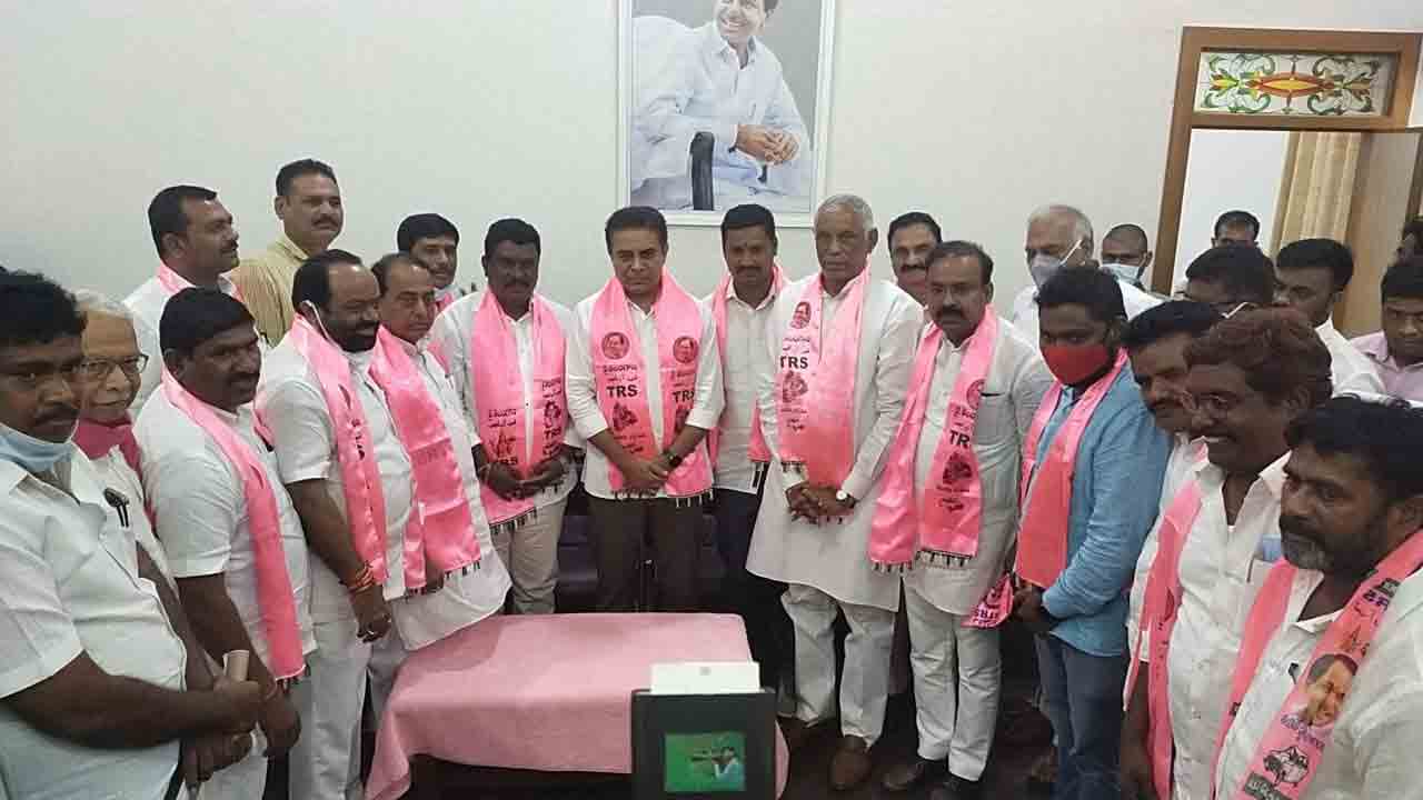 కేటీఆర్‌ సమక్షంలో టీఆర్‌ఎస్‌లో ప్రముఖుల చేరిక..