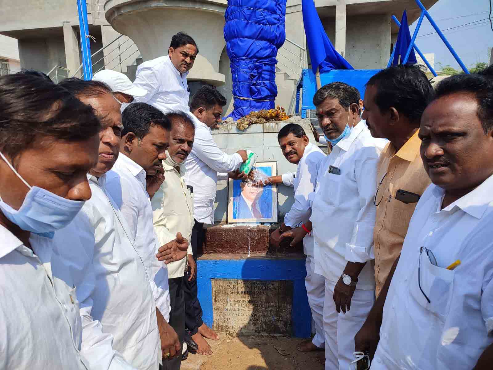 అంబేద్కర్‌ చిత్రపటానికి క్షీరాభిషేకం చేసిన ఎమ్మెల్యే