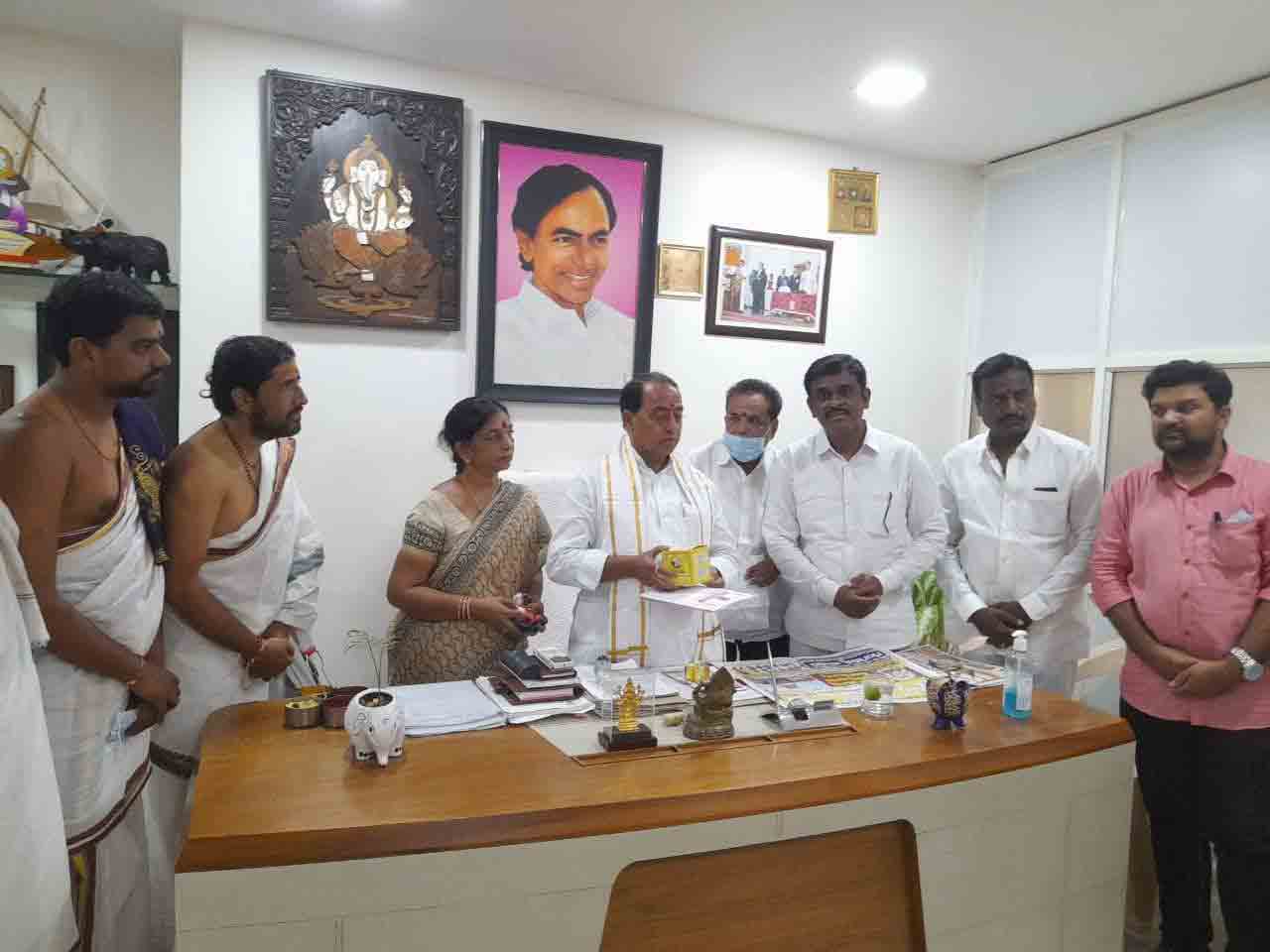 నవరాత్రి ఉత్సవాలకు మంత్రి ఐకేరెడ్డికి ఆహ్వానం