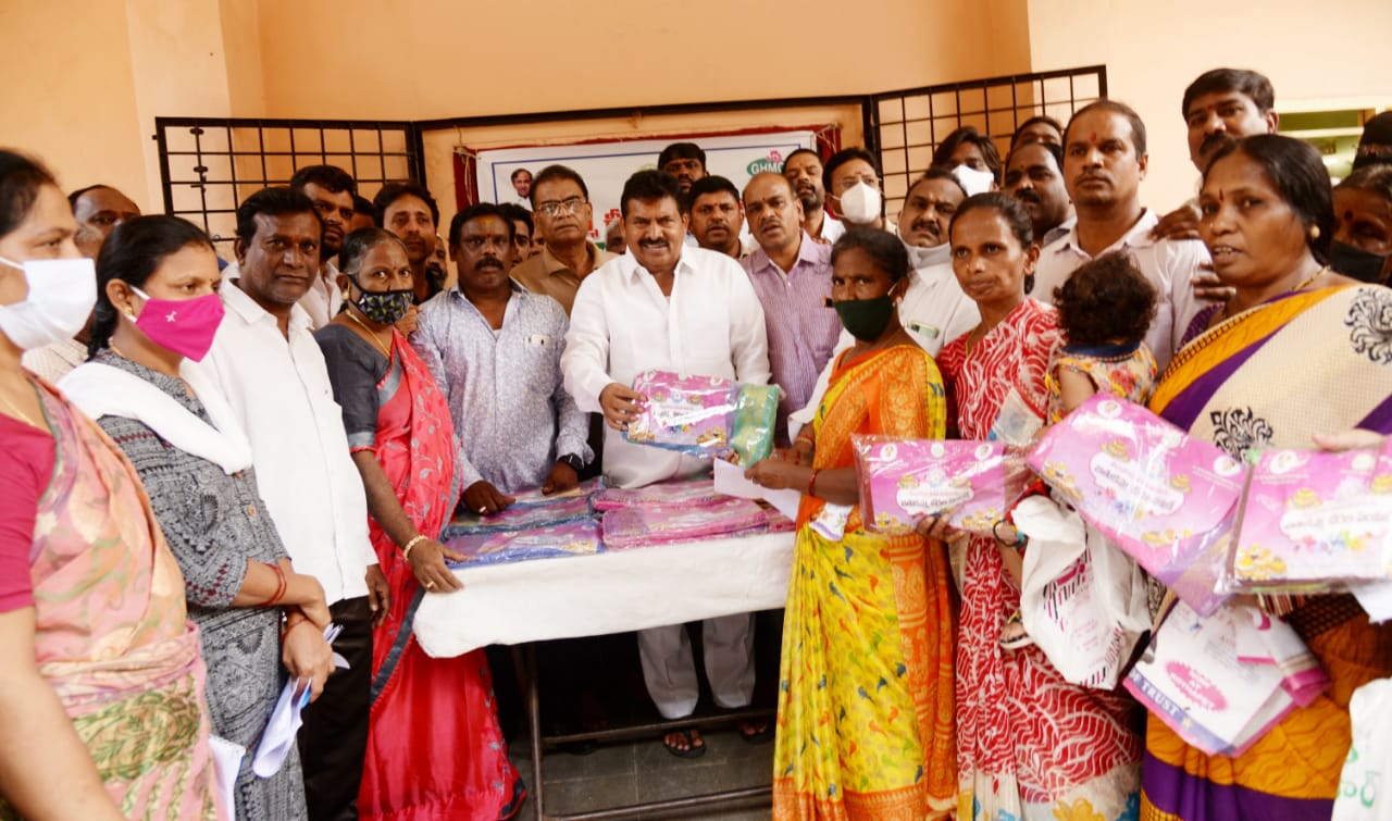 Bathukamma sarees | తెలంగాణ ఆడబిడ్డలకు పెద్దన్న సీఎం కేసీఆర్‌ : ముఠా గోపాల్‌