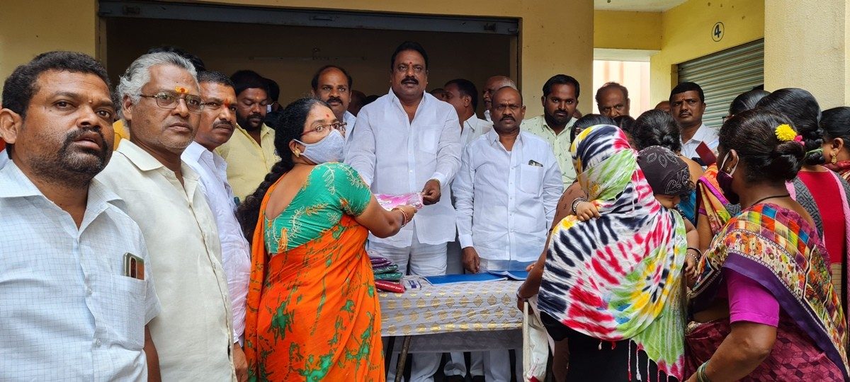 Bathukamma sarees | ఆడపడుచుల కళ్లల్లో ఆనందం నింపాలన్నదే కేసీఆర్ లక్ష్యం : ఎమ్మెల్యే ప్రకాష్గౌడ్