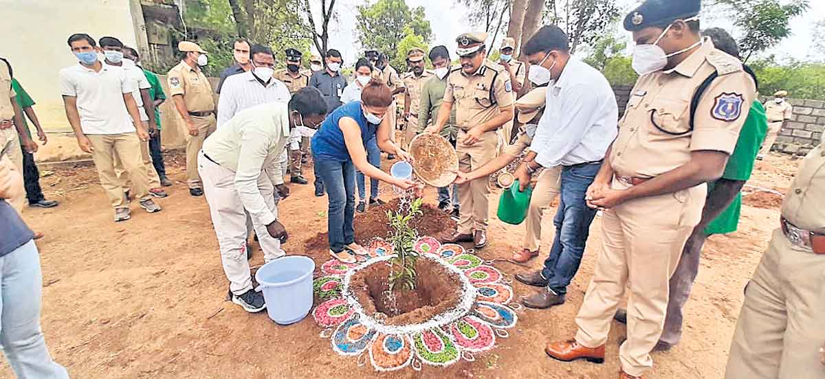 గ్రీనరీకి కేరాఫ్‌.. నగర పోలీస్‌ స్టేషన్లు