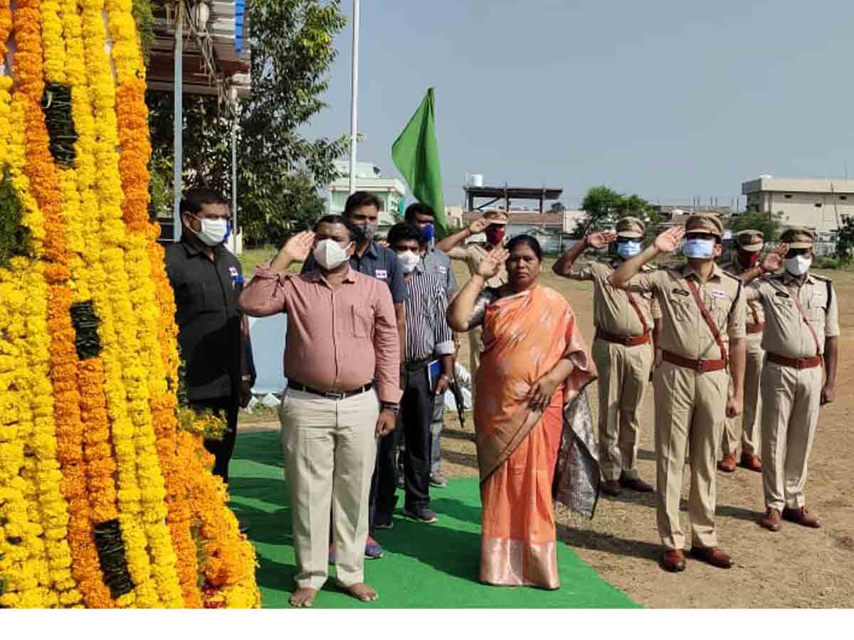 పోలీసులు లేని సమాజాన్ని ఊహించలేం..      జడ్పీ చైర్‌పర్సన్‌ కోవ లక్ష్మి