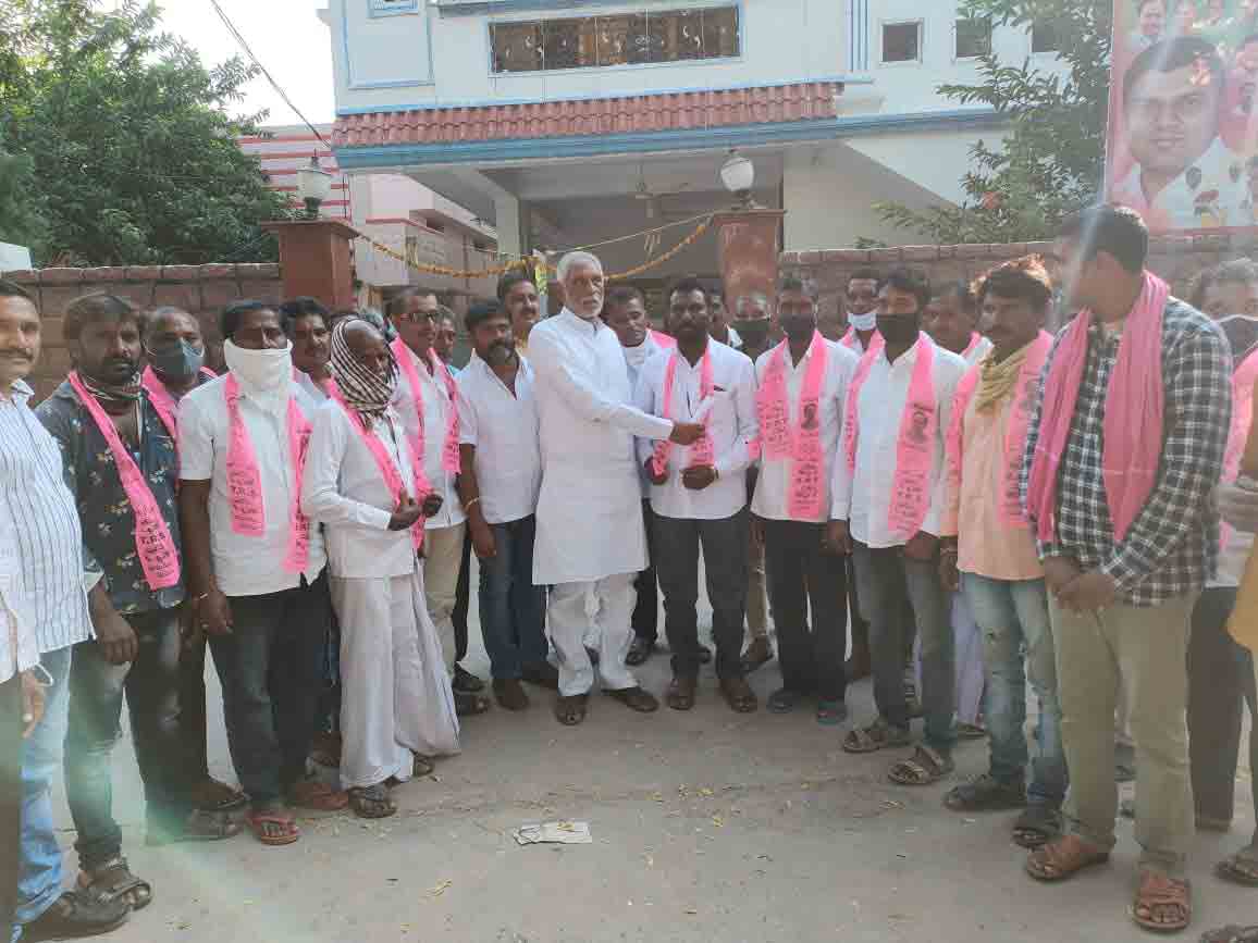 ఎమ్మెల్యే ఆధ్వర్యంలో టీఆర్‌ఎస్ లో  చేరిన కాంగ్రెస్‌ నాయకులు ..