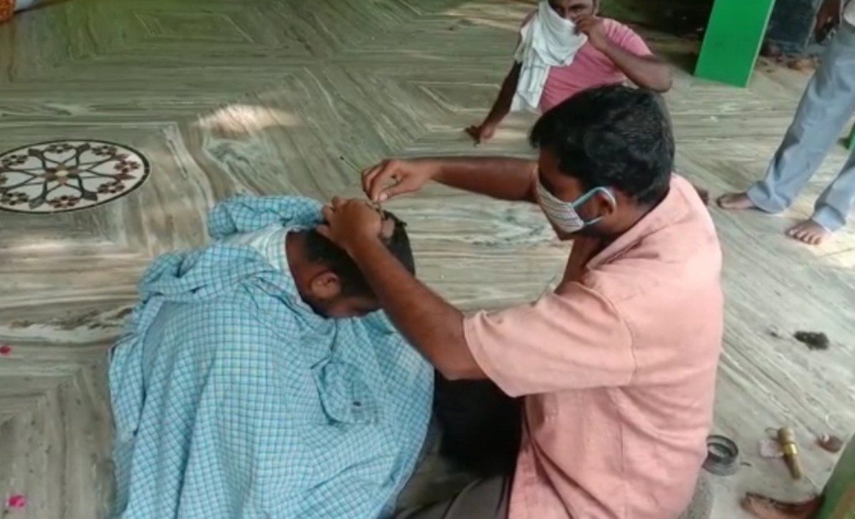 Huzurabad | గెల్లు గెలవాలని తలనీలాలు సమర్పించిన‌ టీఆర్‌ఎస్ కార్యకర్త