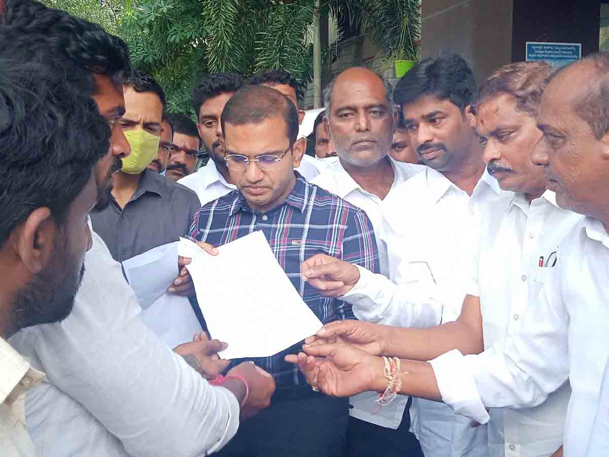 సర్పంచ్‌ పై దాడి చేసిన ఉప సర్పంచ్‌ను శిక్షించాలి