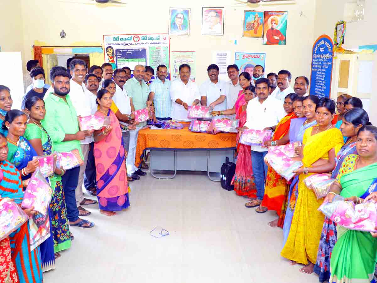 Kadthal : ఆడపడుచులకు కానుకగా బతుకమ్మ చీరలు.. ఎమ్మెల్యే జైపాల్‌యాదవ్‌