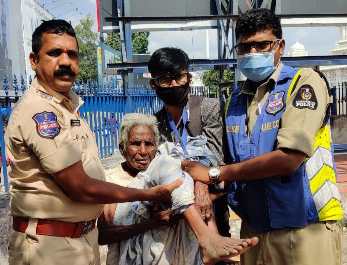 Kachiguda police | మానవత్వాన్ని చాటుకున్న కాచిగూడ పోలీసులు