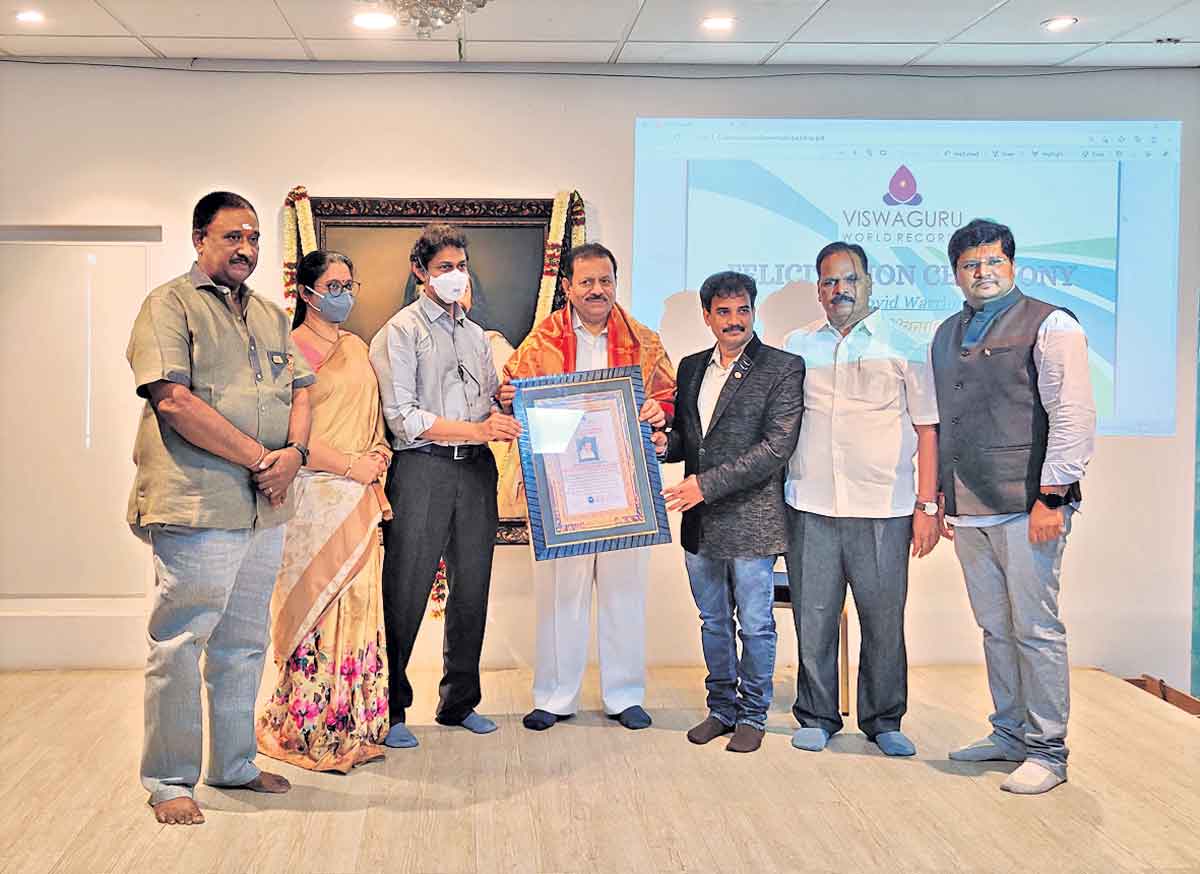 వేణుగోపాలచారికి కరోనా వారియర్‌ అవార్డు