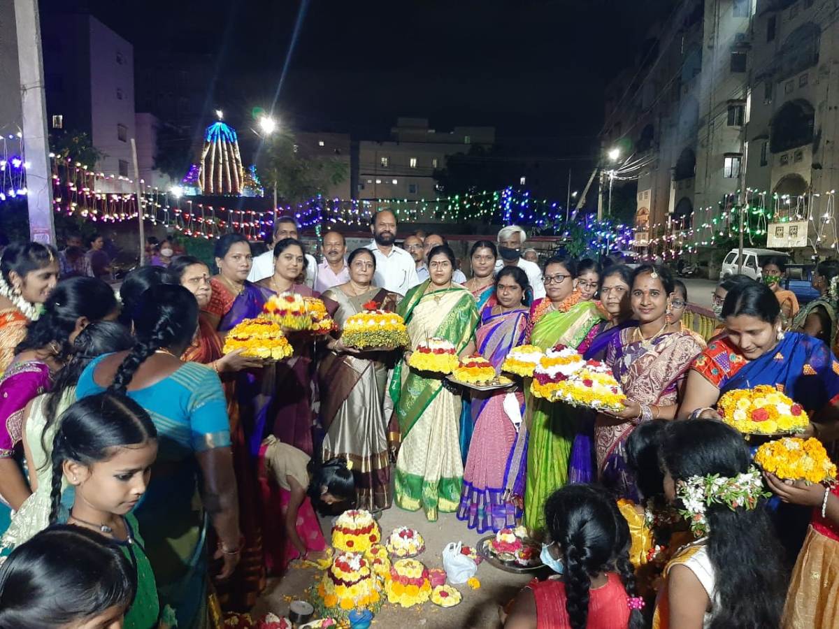 Bathukamma | వైభవంగా అటుకుల బతుకమ్మ..