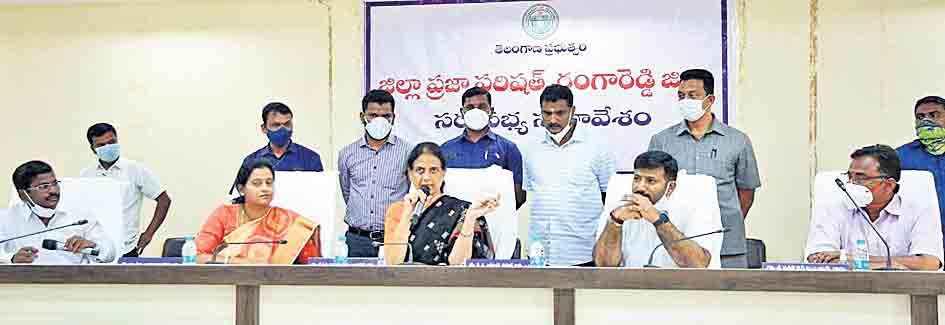 ప్రత్యామ్నాయ పంటలు సాగయ్యేలా చూడండి