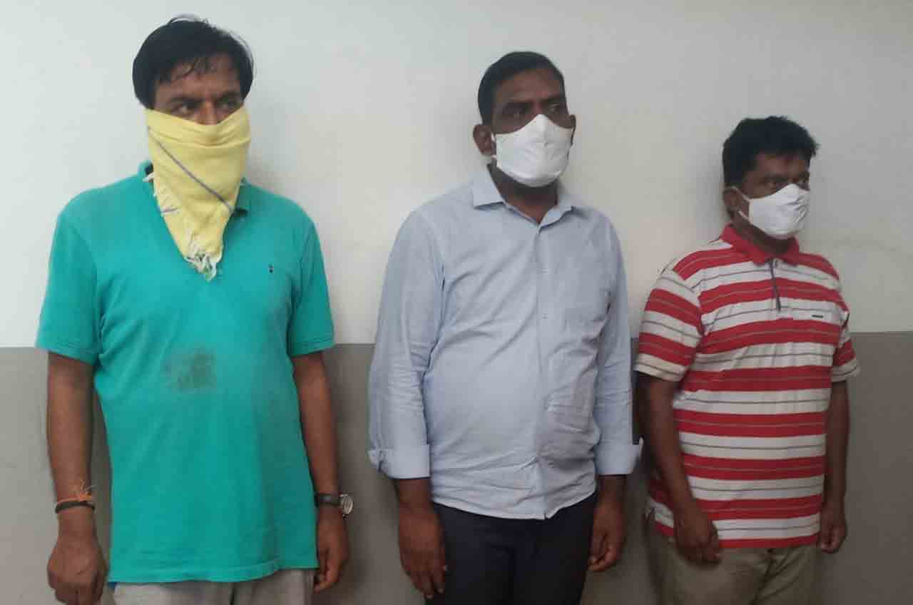 ఉద్యోగాల ఆశ చూపి .. మోసం చేసి..