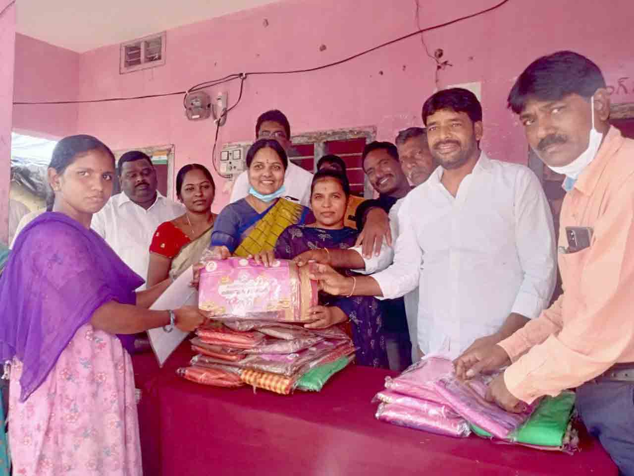 ఆత్మగౌరవం పెంపుదలకు బతుకమ్మ చీరలు పంపిణీ