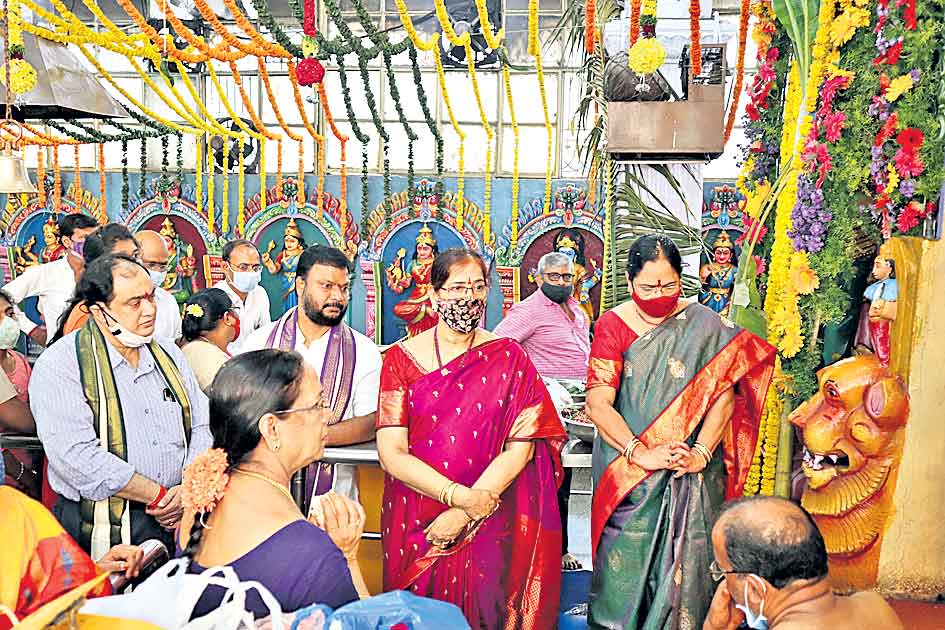 బల్కంపేట ఎల్లమ్మ సేవలో సీఎం సతీమణి