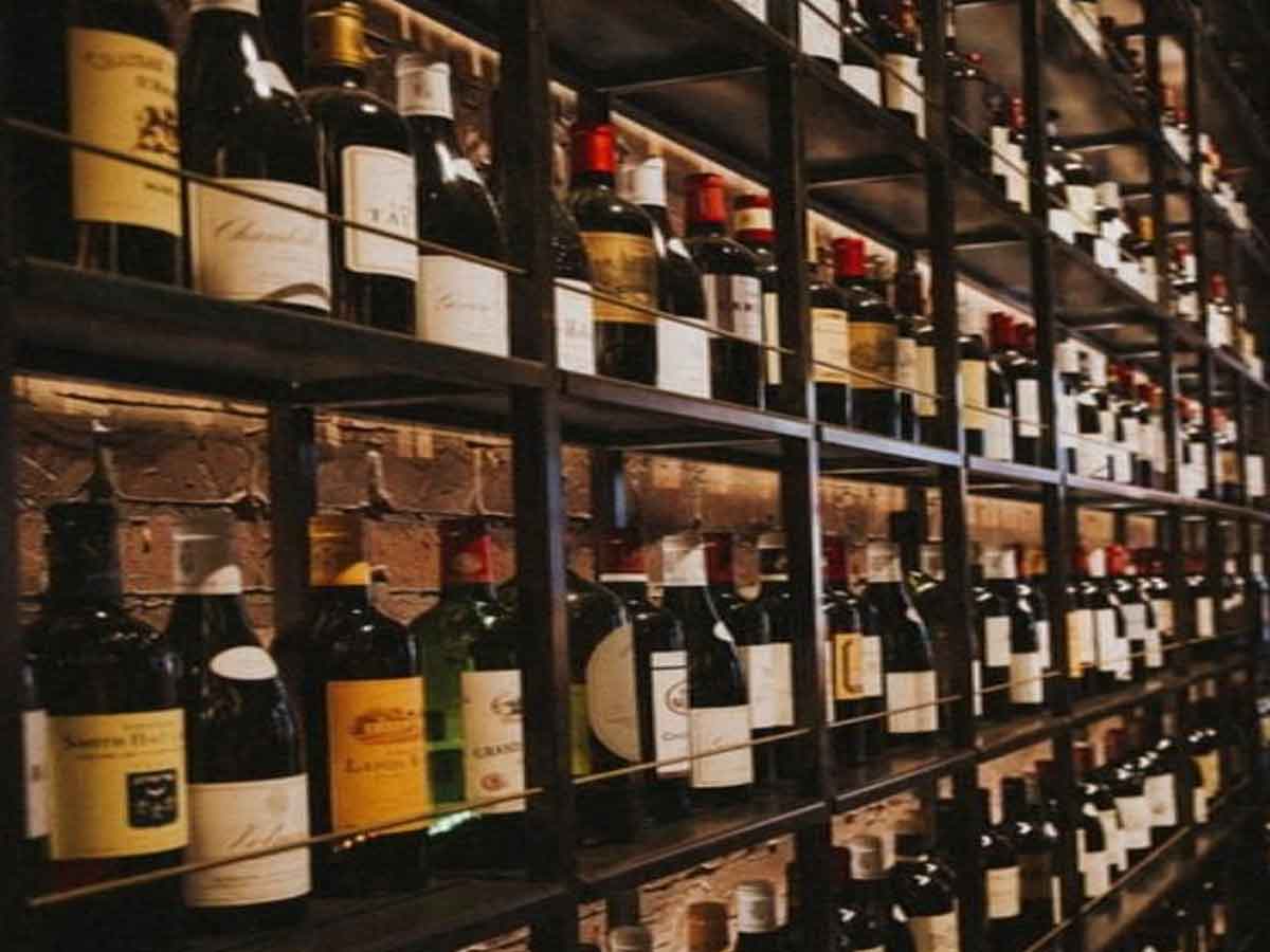 Rare Wine steal : అన్నీ వదిలేసి.. ఆ వైన్‌ బాటిళ్లనే ఎత్తుకెళ్లారు.. ఎందుకో తెలుసా!