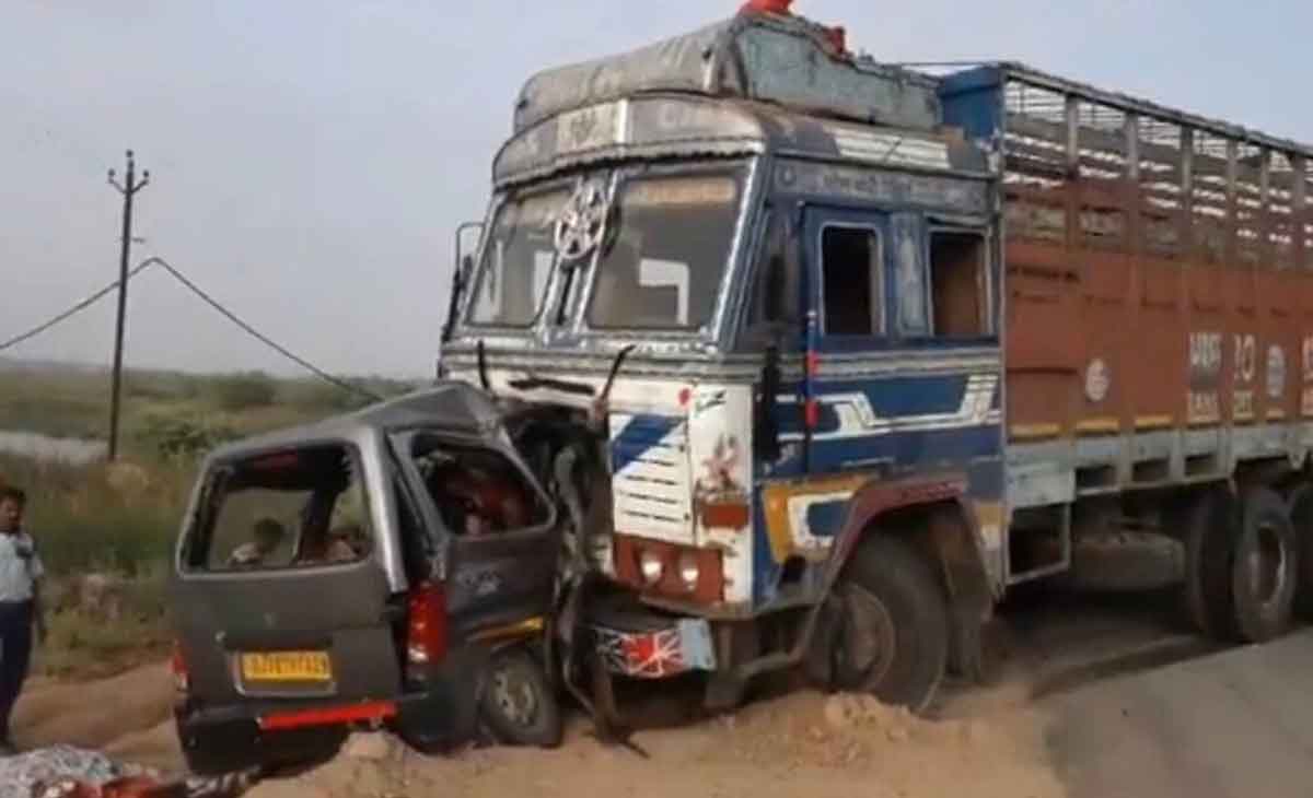 Road Accident | పేలిన కారు టైర్‌.. వివాహానికి వెళుతూ.. అనంత లోకాల‌కు..!