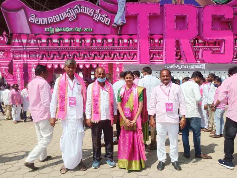 టీఆర్‌ఎస్‌ ప్లీనరీకి తరలిన నాయకులు