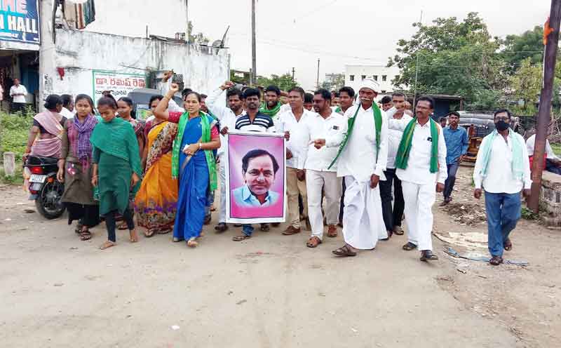 కేసీఆర్‌ చిత్రపటానికి పాలాభిషేకం