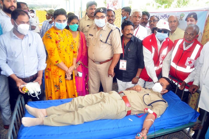 పోలీసుల త్యాగాలు వెలకట్టలేనివి