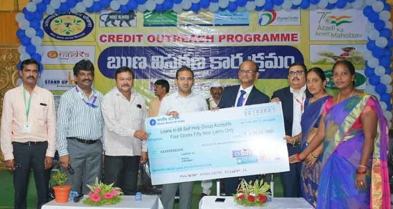 లక్ష్యం మేరకు రుణాలను అందించాలి