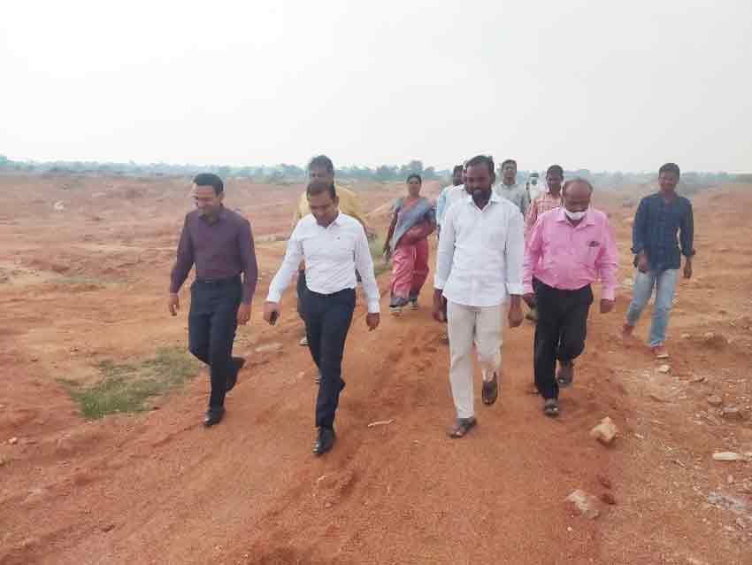 బృహత్‌ ప్రకృతి వనంలో మొక్కలు నాటాలి