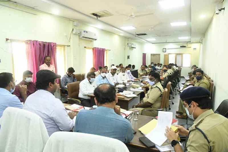 పోడు భూముల సమస్యలు పరిష్కరించాలి