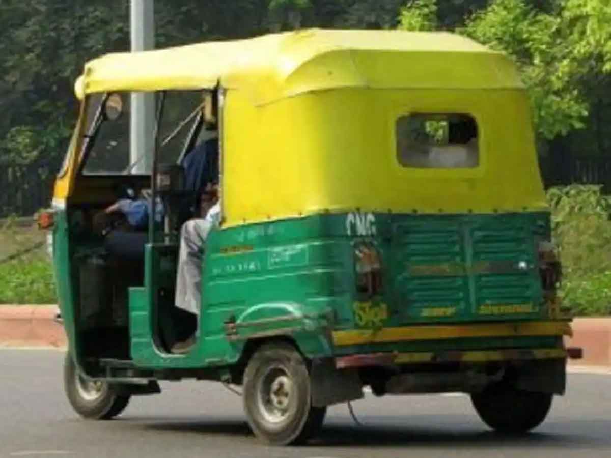 Watch: యువతిని వేధించి… రోడ్డుపై ఈడ్చుకెళ్లిన ఆటో డ్రైవర్‌