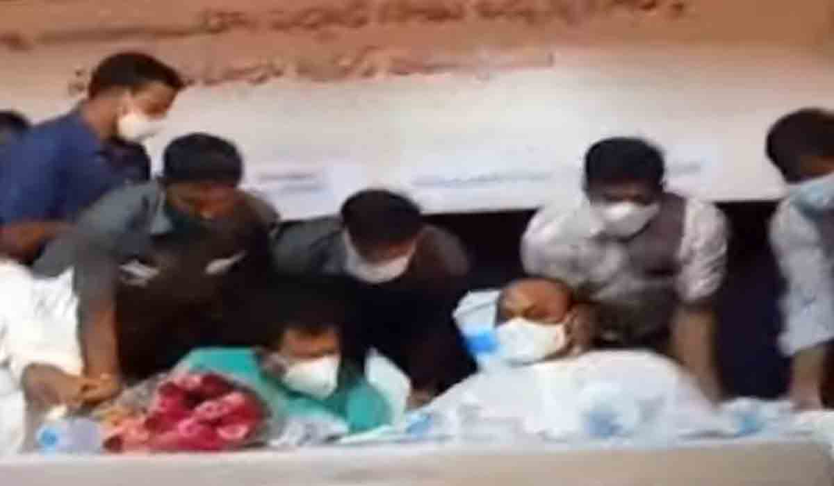 స్టేజీపైన కింద‌ప‌డ్డ అచ్చెన్నాయుడు, ఎంపీ రామ్మోహ‌న్ నాయుడు